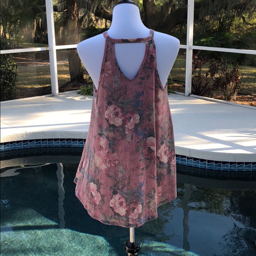 💗LAST ONE MEDIUM 🌹Rose floral print halter top. - Picture 5 of 7